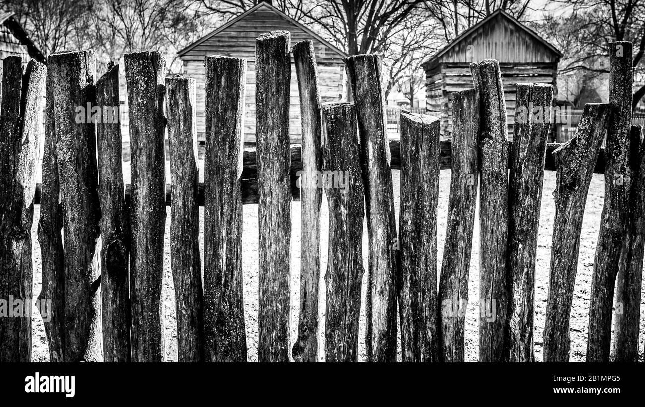 Une vieille clôture en bois en noir et blanc Banque D'Images