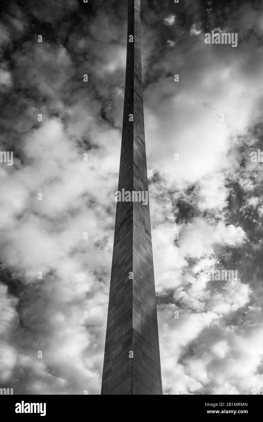 Se tenant sous l'Arche Saint-Louis en regardant le ciel en noir et blanc. Banque D'Images