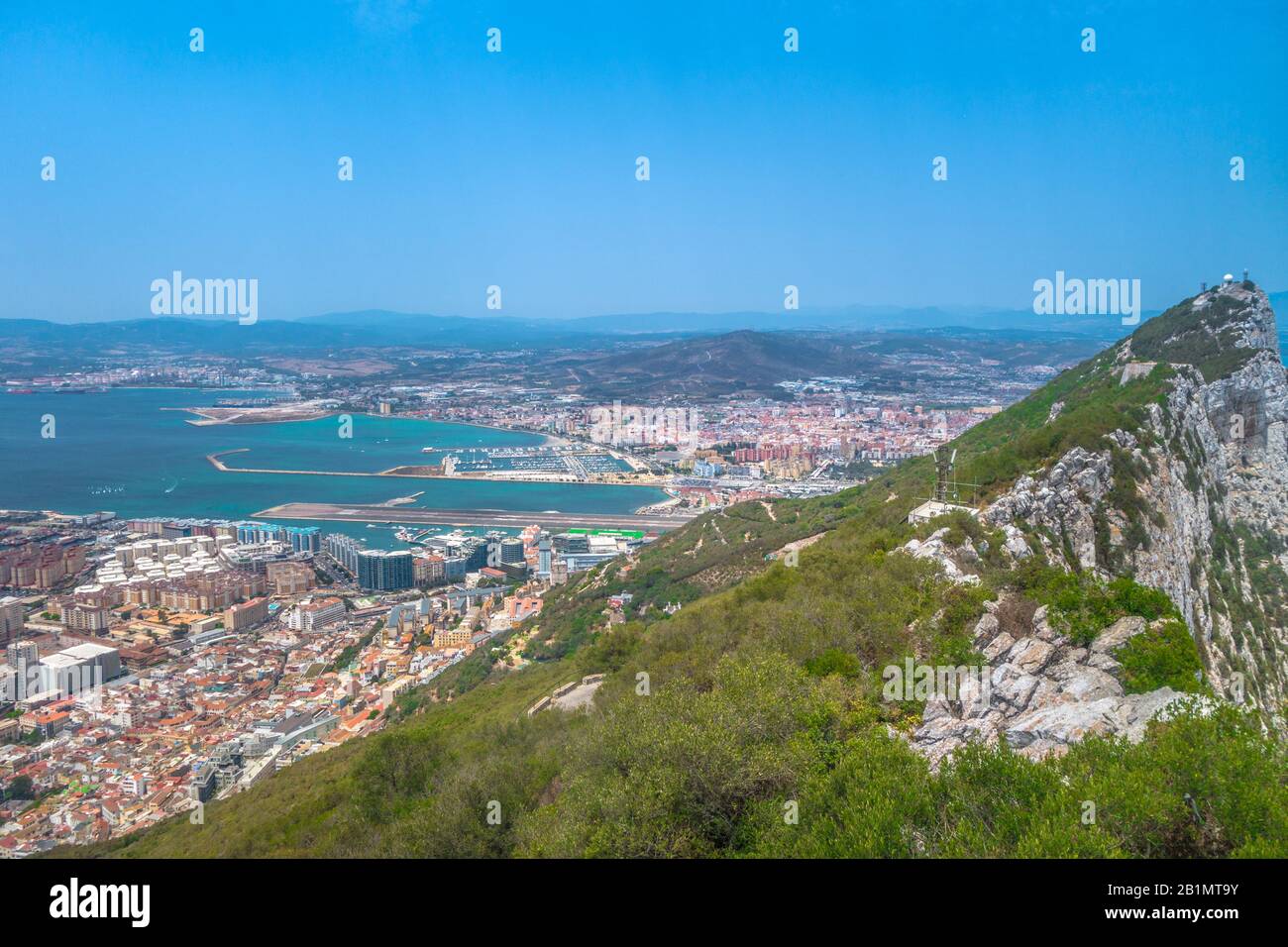 Vue sur la baie depuis la montagne de Gibraltar avec l'aéroport et le port. Photo libre de droit. Banque D'Images