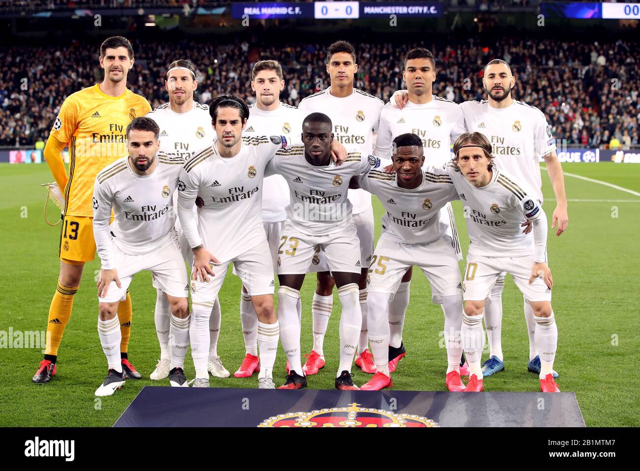 Real Madrid ligne de départ (gauche-droite) rangée arrière: Thibaut courtois, Sergio Ramos, Federico Valverde, Raphael Varane, Carlos Casemiro et Karim Benzema première ligne: Dani Carvajal, Isco, Ferland Mendy, Vinicius Junior et Luka Modric avant le match de 16 de la Ligue des Champions de l'UEFA à Santiago Bernabeu, Madrid. Banque D'Images