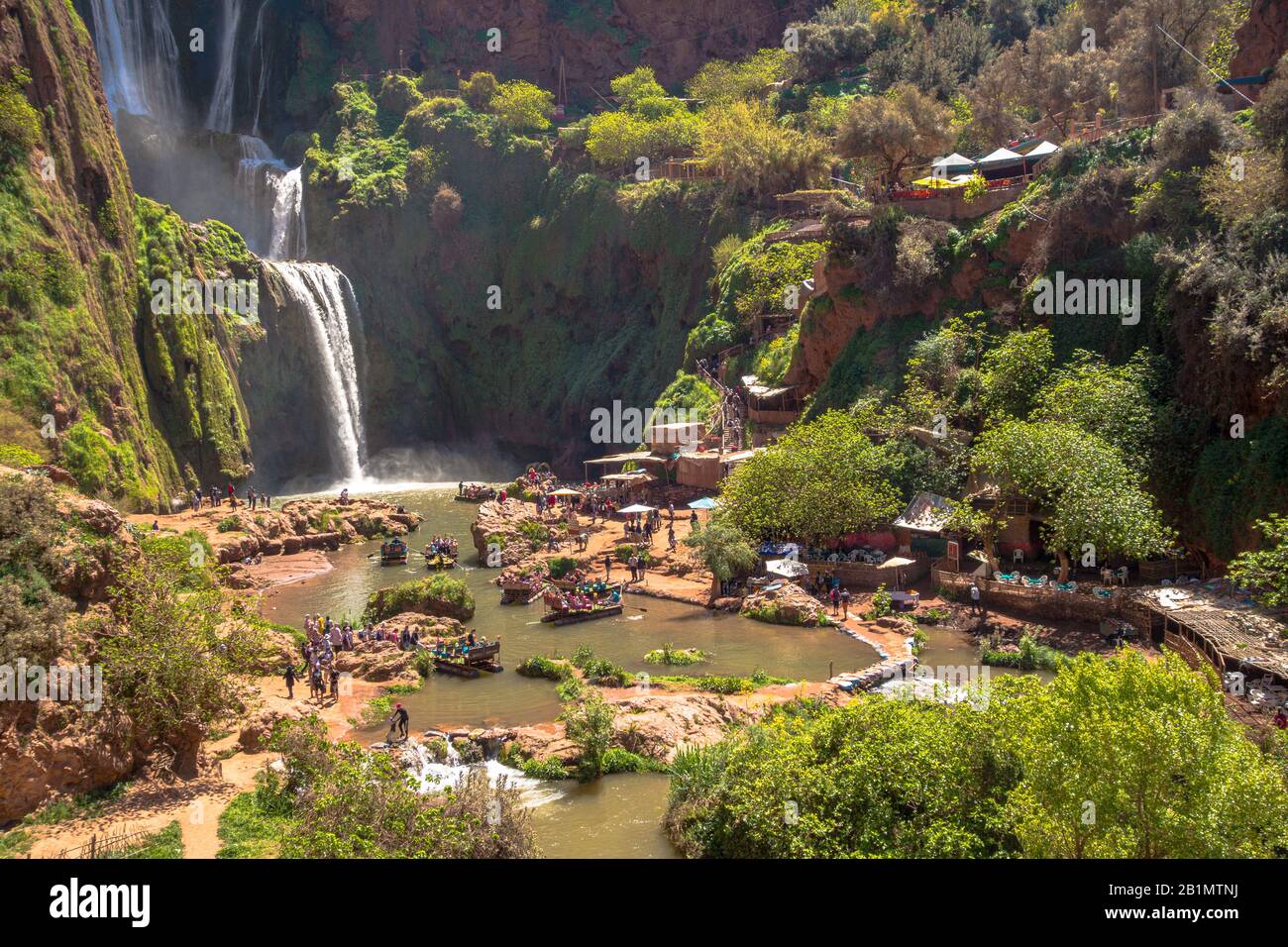 Les touristes à l'eau d'Ourika tombe près de Marrakech au Maroc en été. Photo libre de droit. Banque D'Images