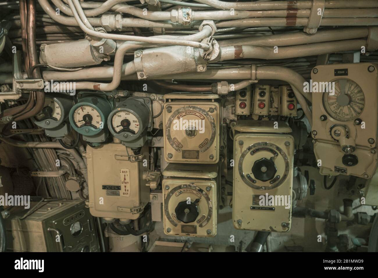 Jauges d'espace moteur dans l'ancien sous-marin diesel russe de la classe tango. Photo libre de droit. Banque D'Images