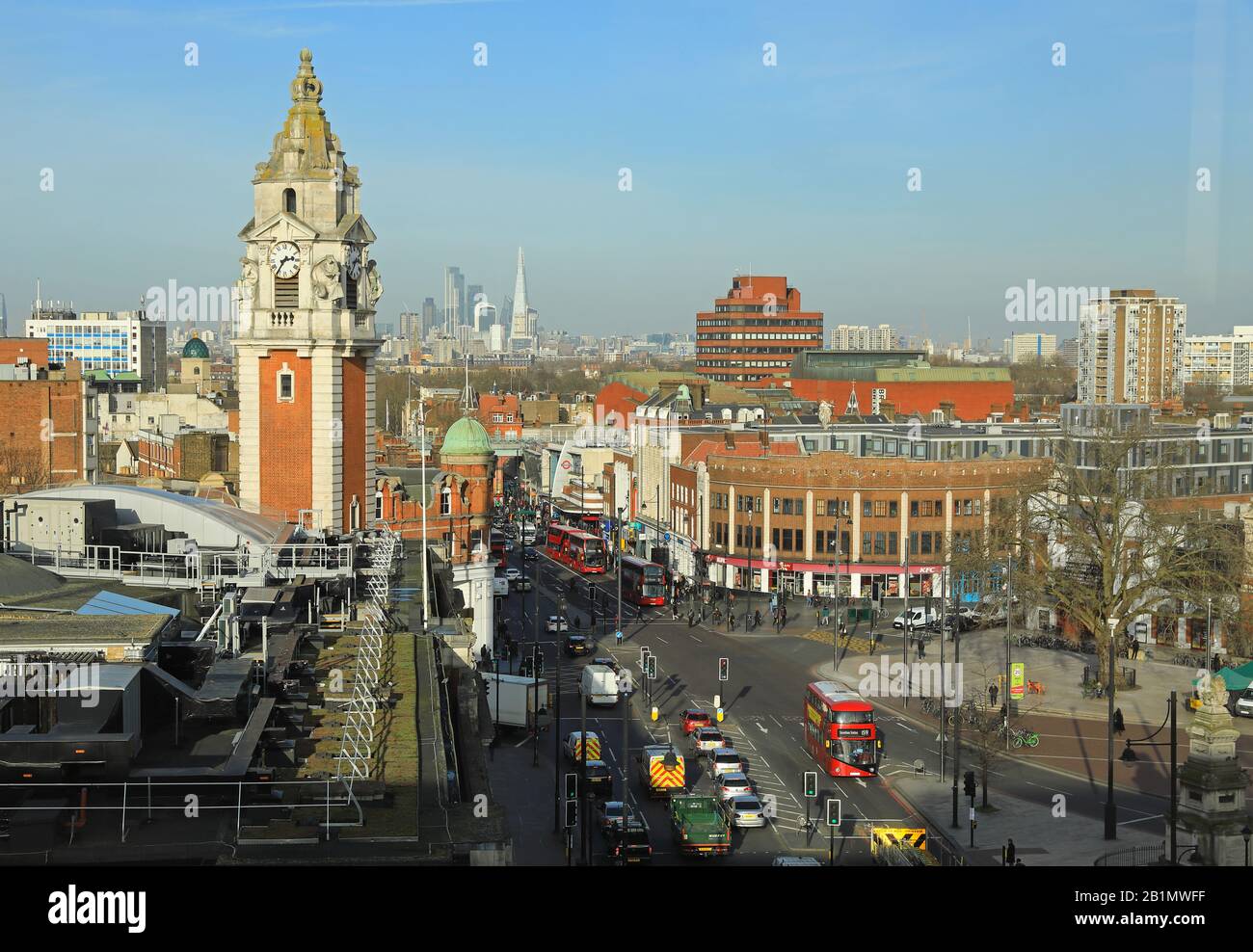 Vue sur Brixton avec la tour de l'horloge de l'hôtel de ville au premier plan, dans le sud de Londres, au Royaume-Uni Banque D'Images