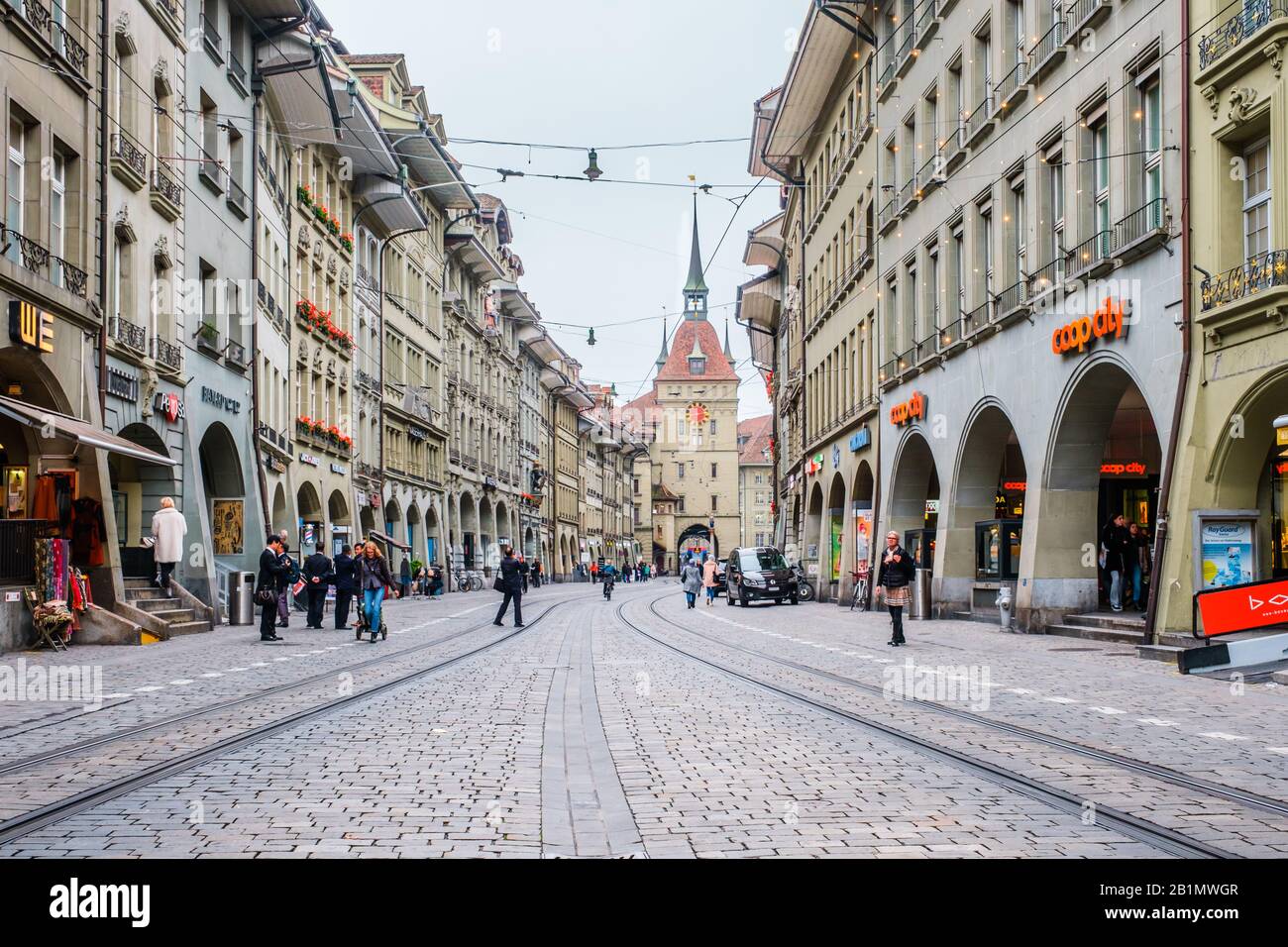 Des gens sur une allée commerçante dans le vieux centre-ville de Berne, Suisse Banque D'Images