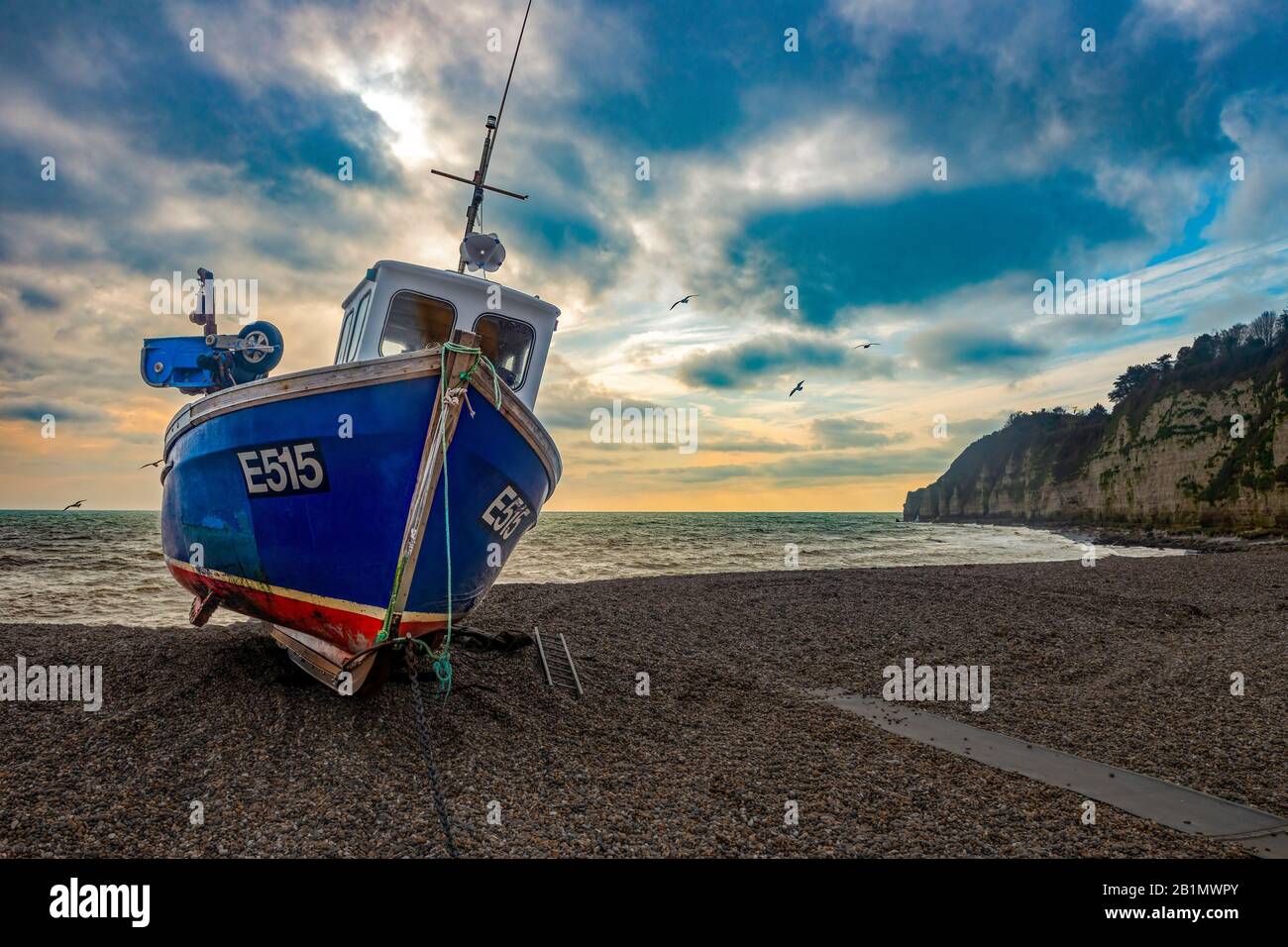 Un bateau de pêche sur la plage de Beer, Devon, Angleterre. Royaume-Uni Banque D'Images