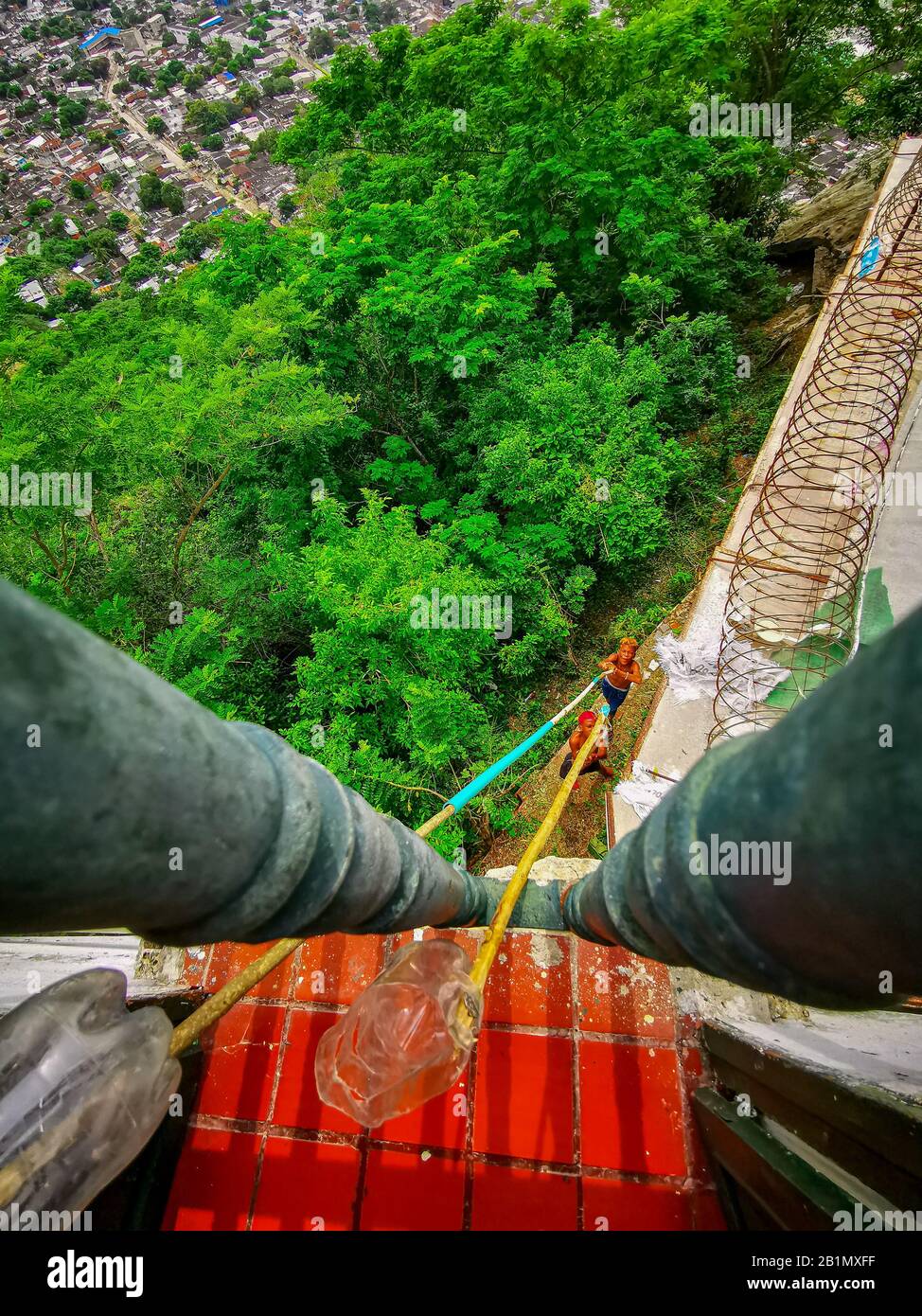 Carthagène, COLOMBIE - 12 NOVEMBRE 2019 : des enfants non identifiés ont fait la demande d'argent au Convento de la Popa, Carthagène, Colombie. Espagnol, fortification. Banque D'Images