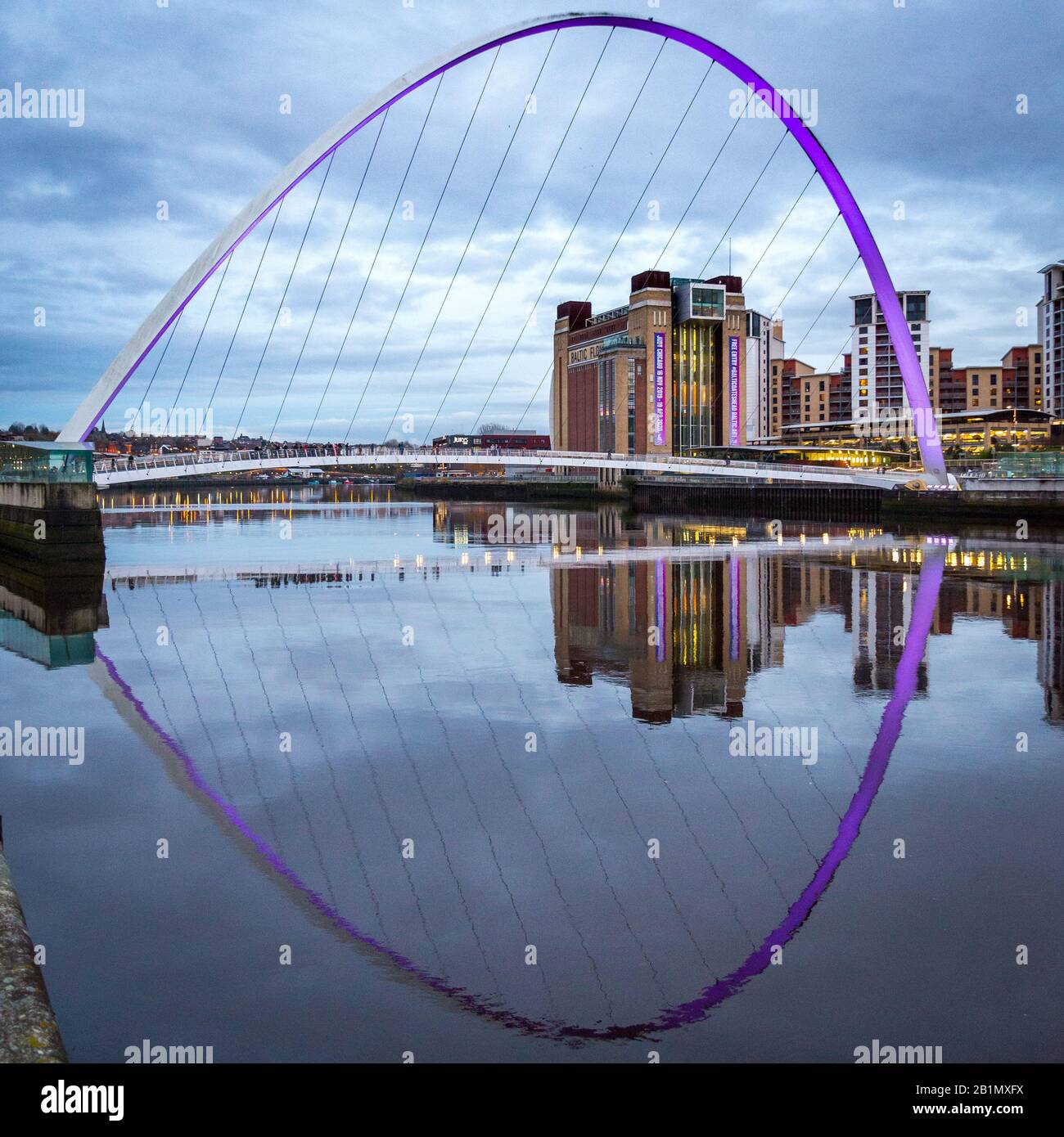 Newcastle Gateshead Quayside avec Millennium Bridge allumé en violet pour les petites lumières pour tout petit monde vit la prématurité jour 2019, RVI SCBU Banque D'Images