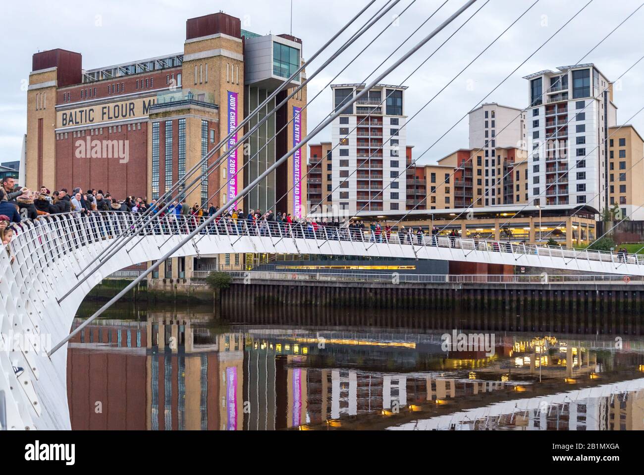 Newcastle Gateshead Quayside avec Millennium Bridge allumé en violet pour les petites lumières pour tout petit monde vit la prématurité jour 2019, RVI SCBU Banque D'Images