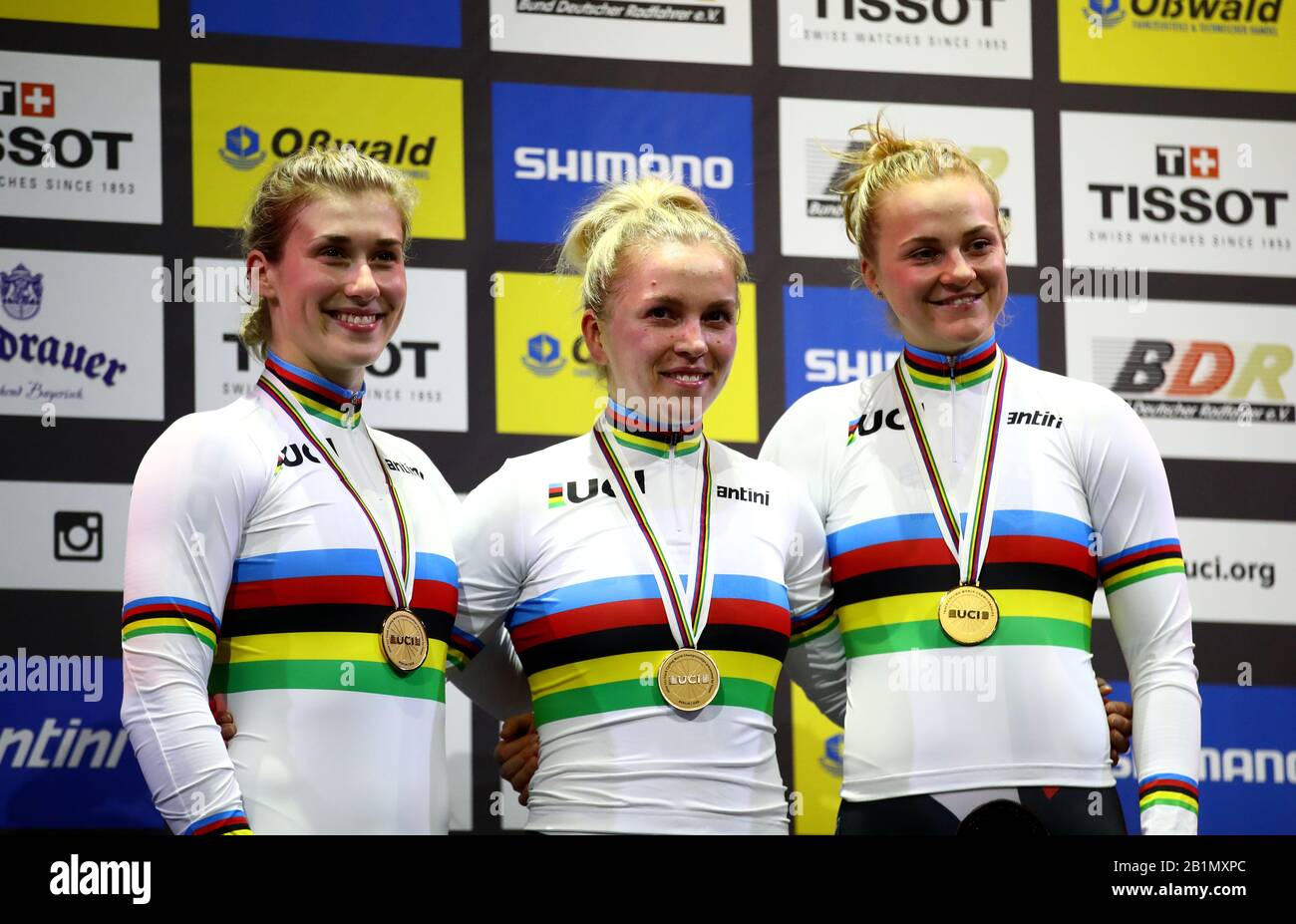 Pauline Grabosch (à gauche) et Lea Friedrich (à droite) d'Allemagne collectent leur repas d'or après avoir remporté la finale de l'équipe féminine Sprint au cours du premier jour des Championnats du monde de cyclisme sur piste UCI 2020 à Velodrom, Berlin. Banque D'Images