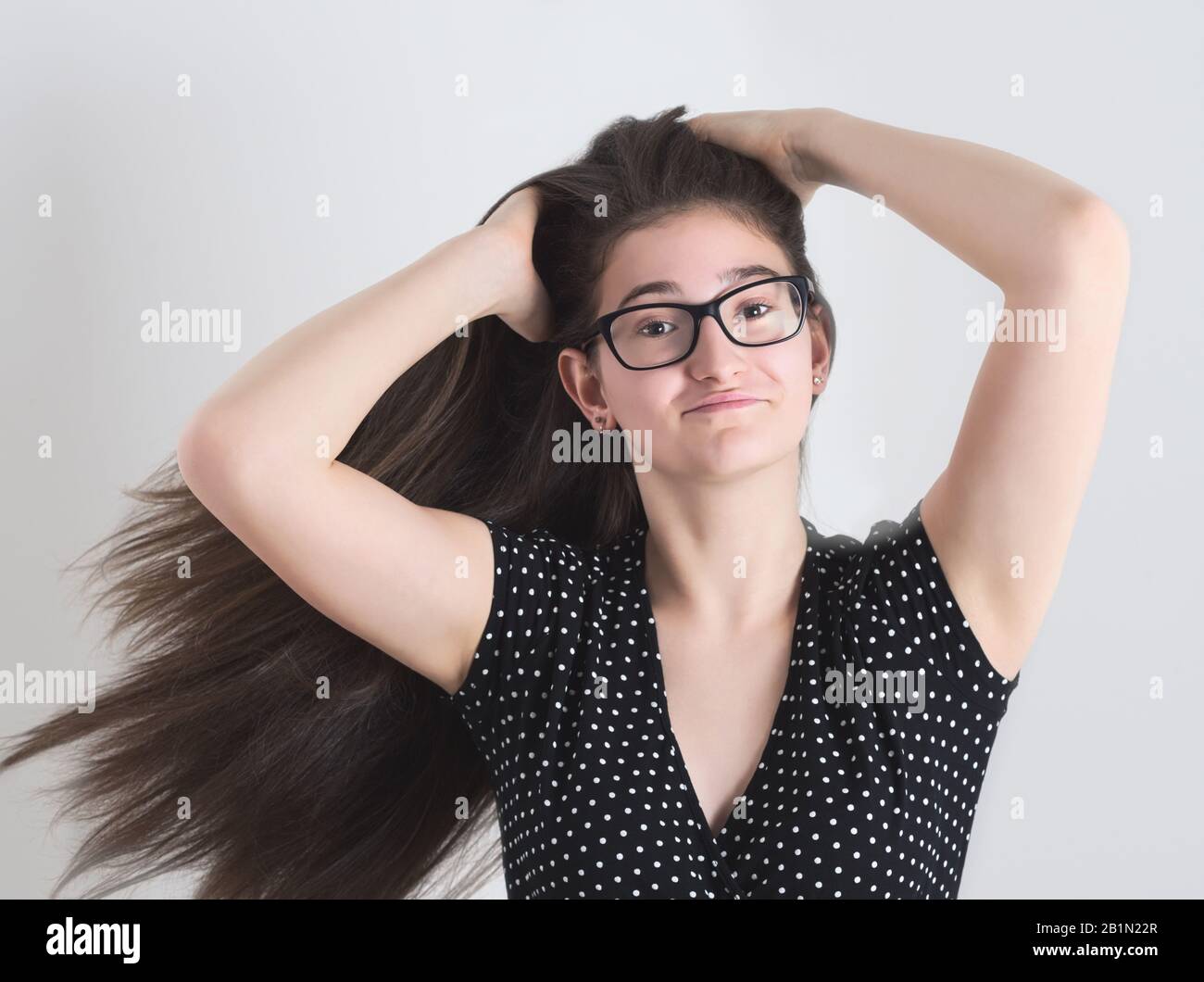 Portrait d'une fille Brunette Teen à poil long espectacacée dansante Banque D'Images