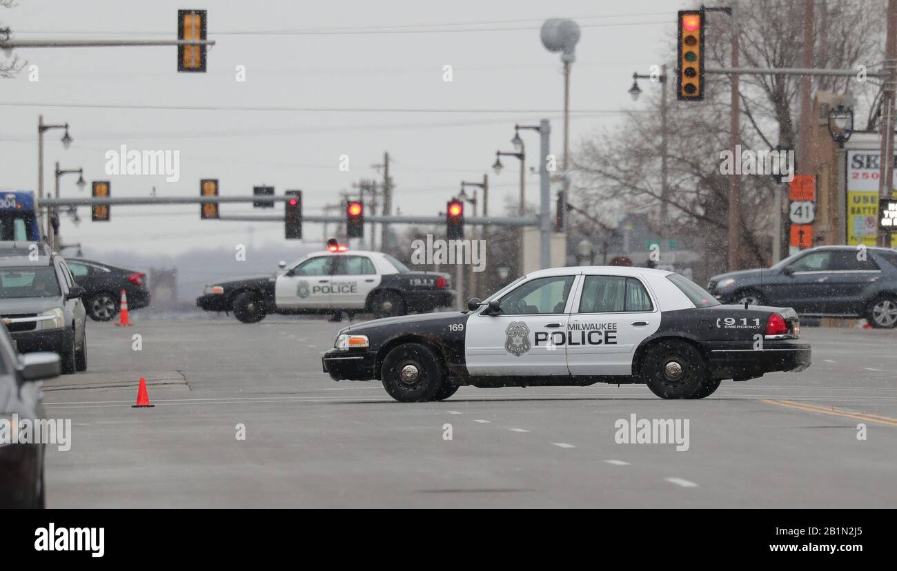 Milwaukee, États-Unis. 26 février 2020. Les policiers et les agents d'urgence travaillent sur les lieux d'un tir actif à Milwaukee, Wisconsin, le 26 février 2020, dans la rue West State St. et la 35 e rue North, près de Molson Coors. Crédit: Sipa Usa/Alay Live News Banque D'Images