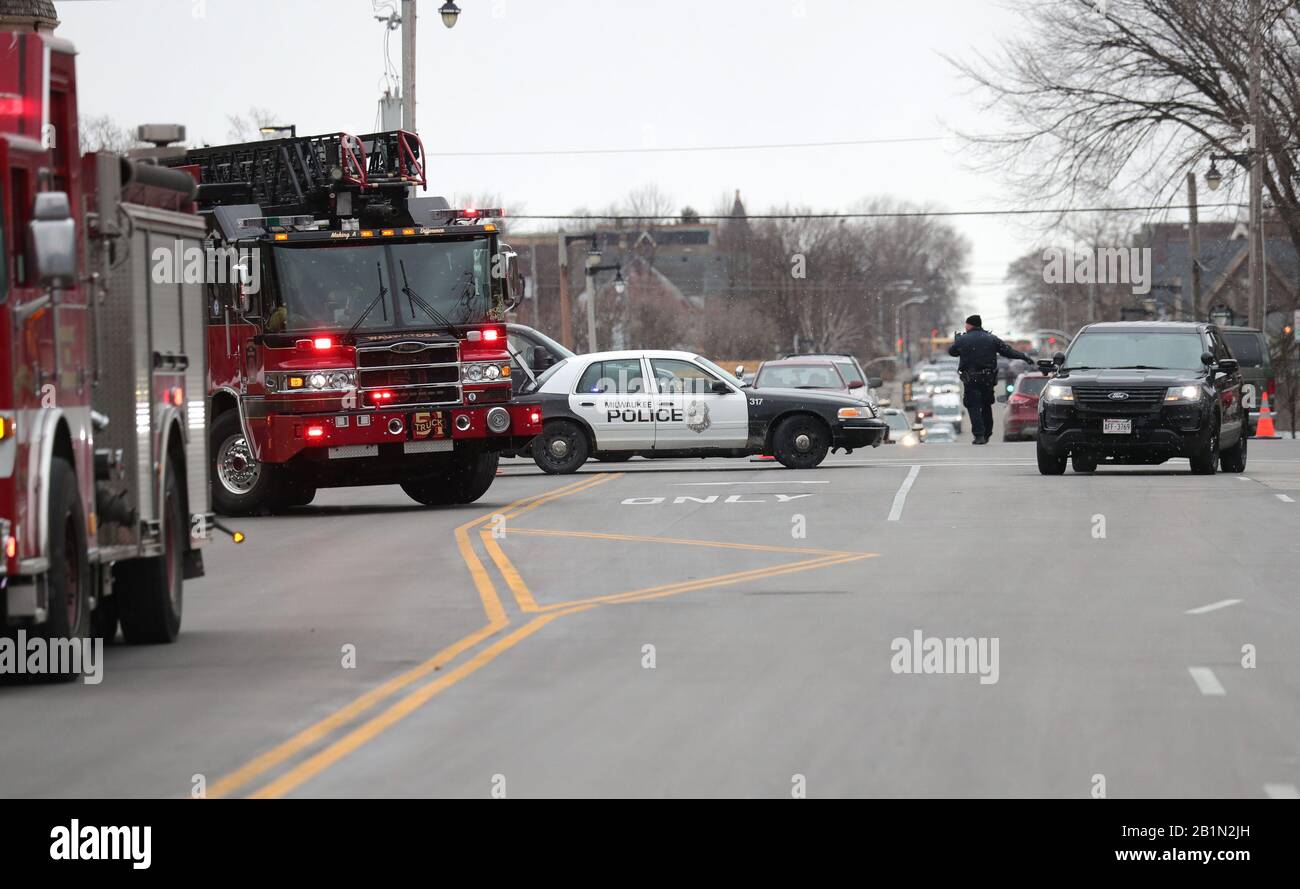 Milwaukee, États-Unis. 26 février 2020. Les policiers et les agents d'urgence travaillent sur les lieux d'un tir actif à Milwaukee, Wisconsin, le 26 février 2020, dans la rue West State St. et la 35 e rue North, près de Molson Coors à Milwaukee. Crédit: Sipa Usa/Alay Live News Banque D'Images