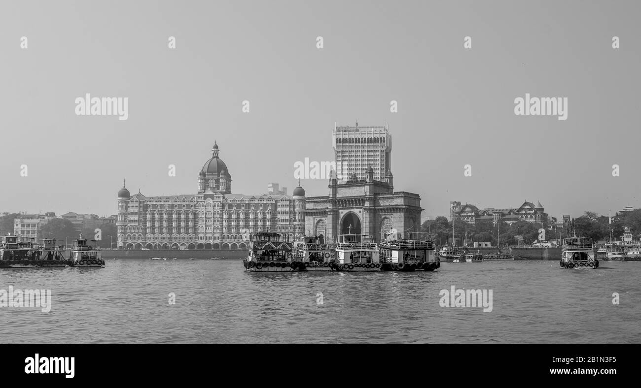 Belle porte de l'Inde près de Taj Palace Hotel Mumbai sur le port avec de nombreuses jetées, sur la mer d'Oman près de monument Chhatrapati Shivaji Banque D'Images