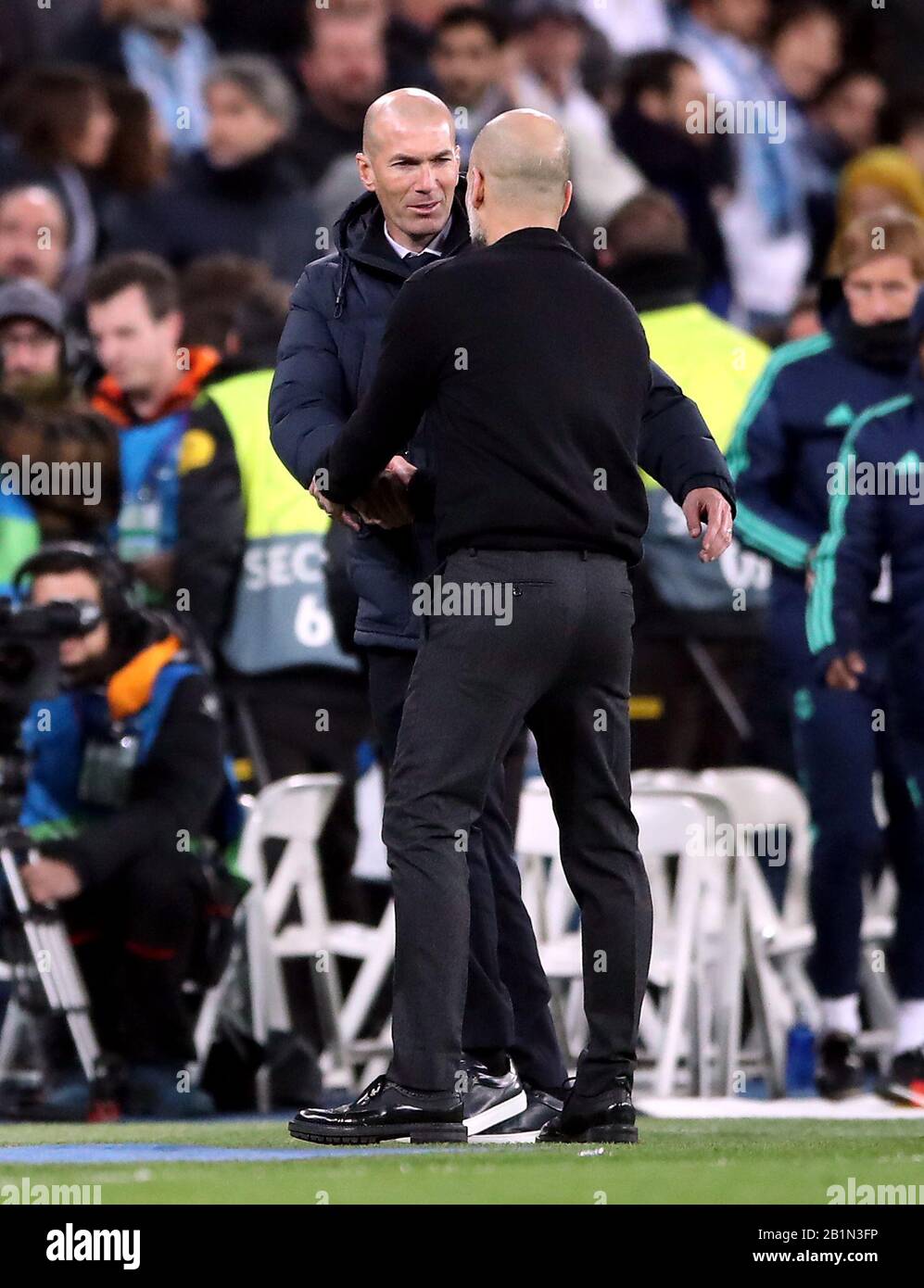 Zinedine Zidane (à gauche), Manager du Real Madrid, et Pep Guardiola, Manager de Manchester City, se sont secoués les mains après le match de 16 premières jambes de la Ligue des Champions de l'UEFA à Santiago Bernabeu, Madrid. Banque D'Images