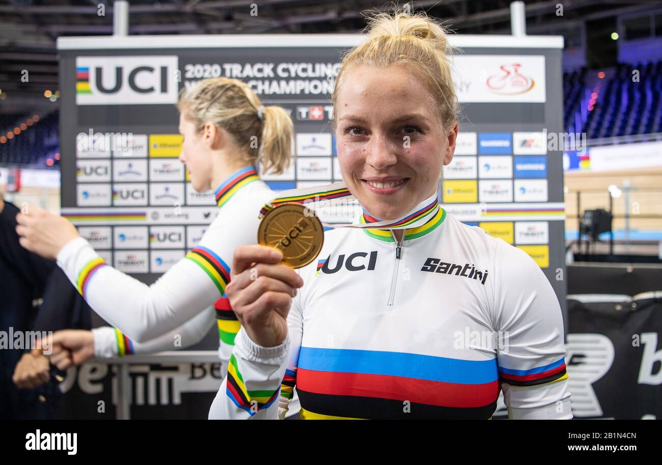 Berlin, Allemagne. 26 février 2020. Cyclisme/piste: Championnat du monde: La gagnante de la médaille d'or de la sprint d'équipe féminine, Emma Hinze, montre sa médaille d'or. Crédit: Sebastian Gollnow/Dpa/Alay Live News Banque D'Images