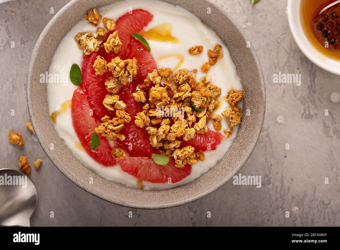 Bol de yougurt avec tranches de pamplemousse et granola Banque D'Images