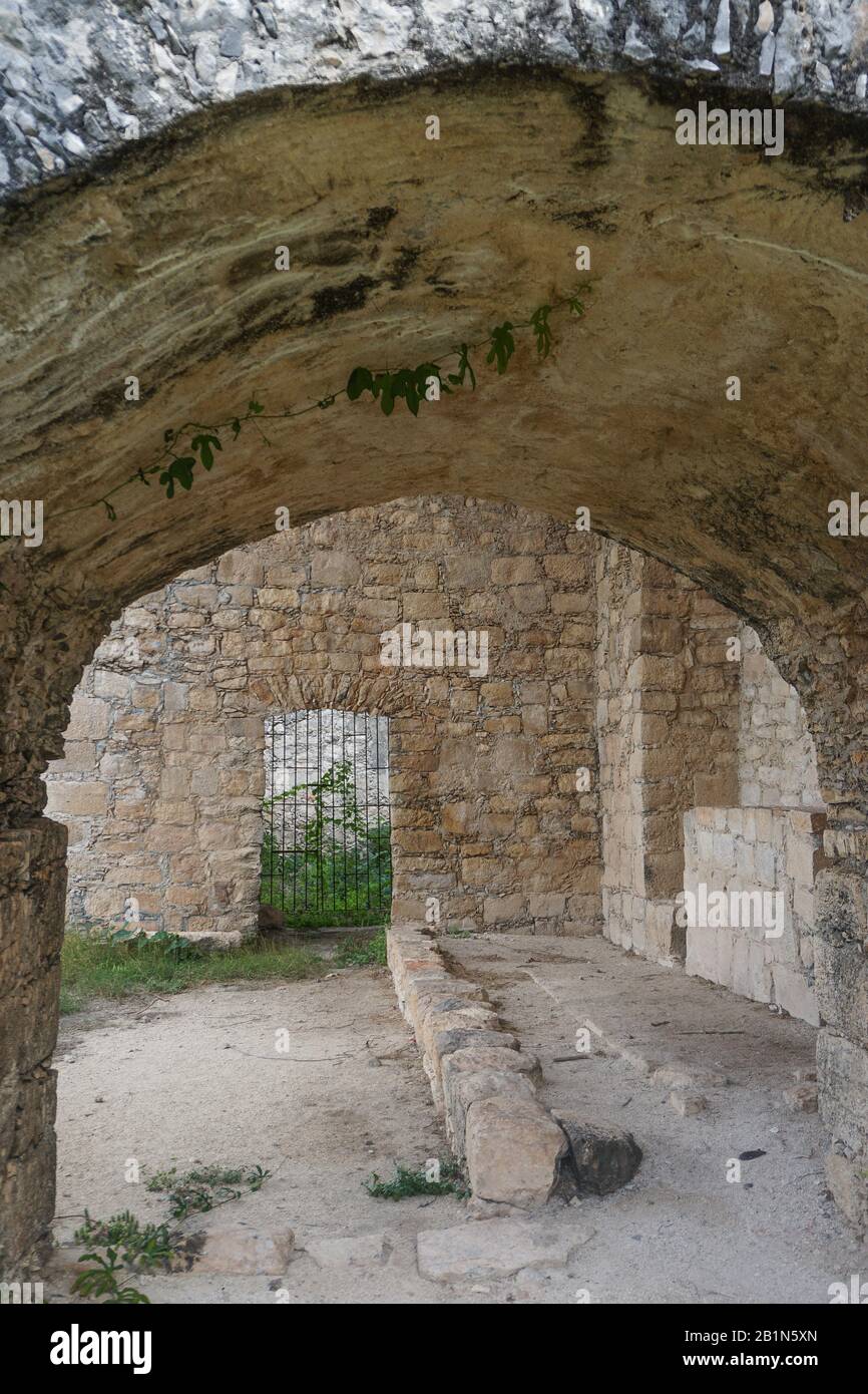 Dzibilchaltun, Yucatan, Mexique: Intérieur des ruines d'une église de mission espagnole construite c. 1590-1600 des pierres des structures mayas. Banque D'Images