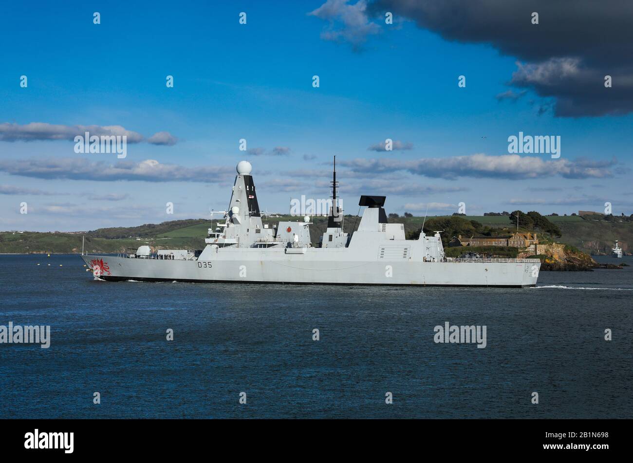 Le destroyer de type 45 HMS Dragon à Plymouth Sound lorsqu'elle sort en mer Banque D'Images