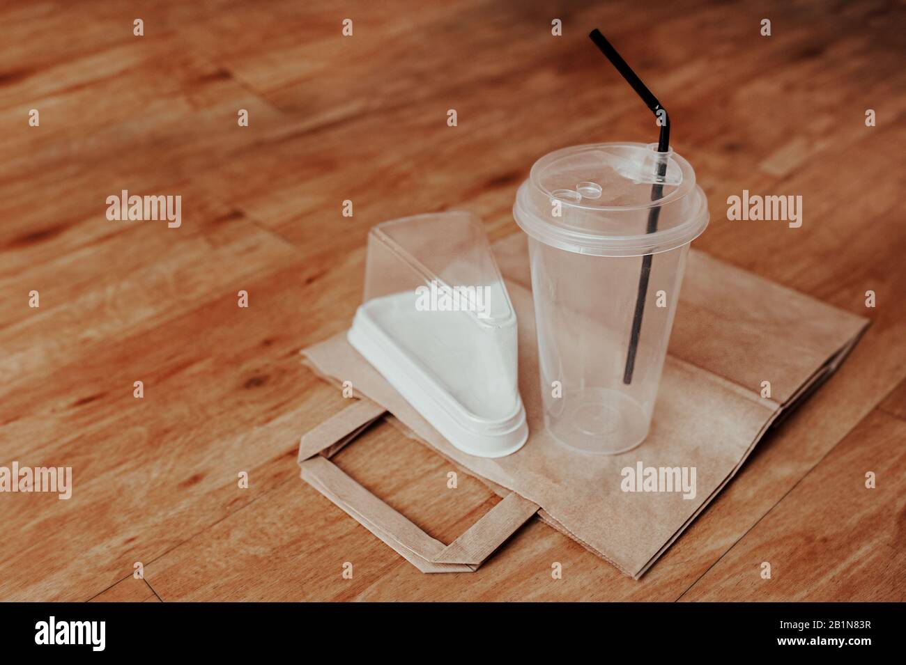 Jeu de plats transparents vides en plastique. Coupelle en plastique et moule à gâteau en plastique sur un sac réutilisable en papier. Préserver l'écologie de la planète Banque D'Images