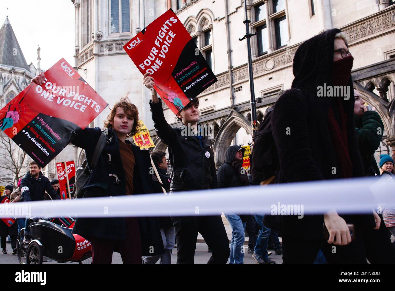 Les membres et les partisans de l'Université et du College Union (UCU) tiennent des pancartes disant quatre combats d'une seule voix pendant la manifestation. L'UCU a lancé une grève de 14 jours le 20 février pour la défense des retraites du personnel, l'amélioration des conditions de travail et la fin de l'insécurité de l'emploi et la « prise de risques » des contrats d'emploi, et la défense de l'éducation comme un droit pour tous. Banque D'Images