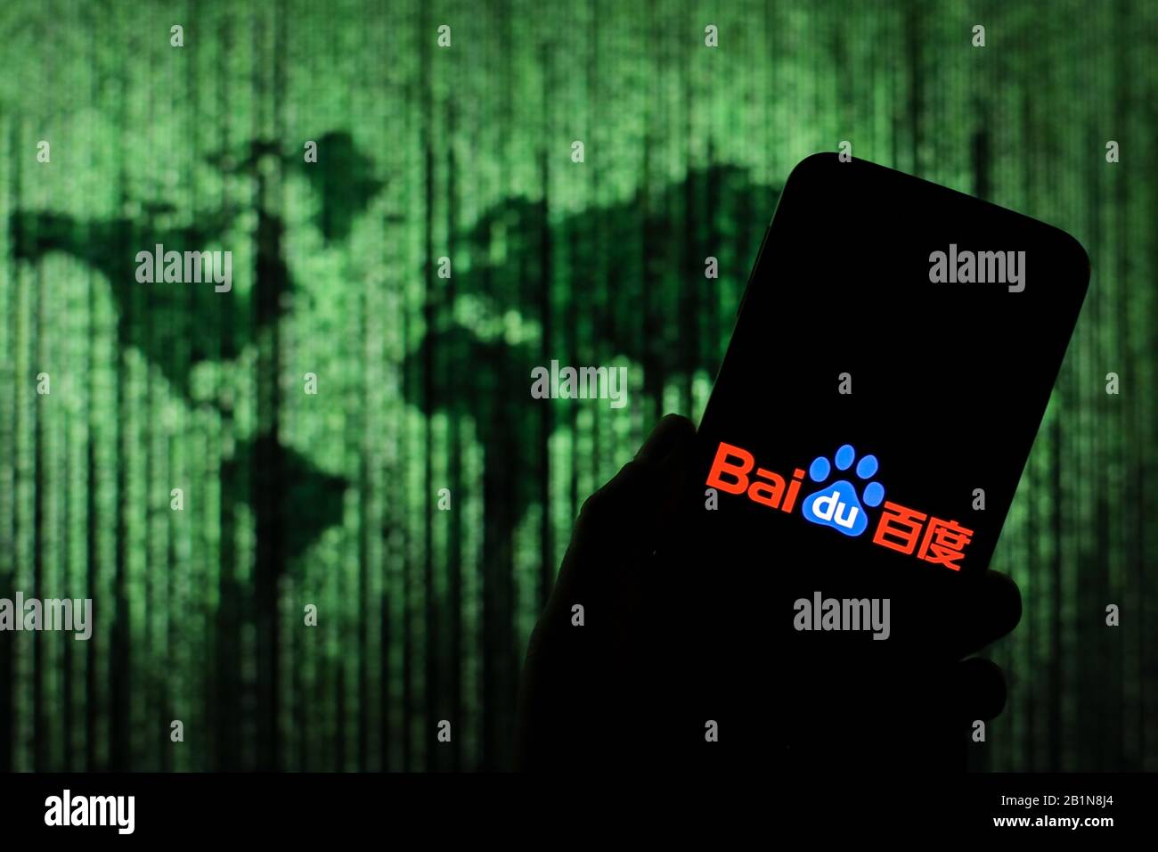 Moteur de recherche en ligne chinois logo Baidu affiché sur l'écran du smartphone avec une carte du monde de type matrice visible floue en arrière-plan Banque D'Images