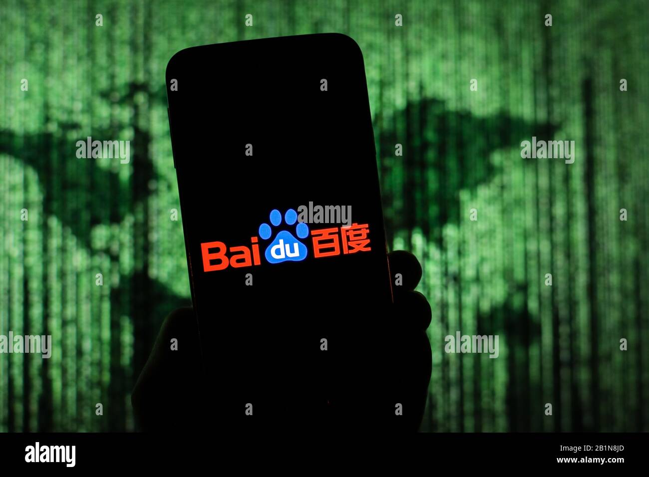 Moteur de recherche en ligne chinois logo Baidu affiché sur l'écran du smartphone avec une carte du monde de type matrice visible floue en arrière-plan Banque D'Images