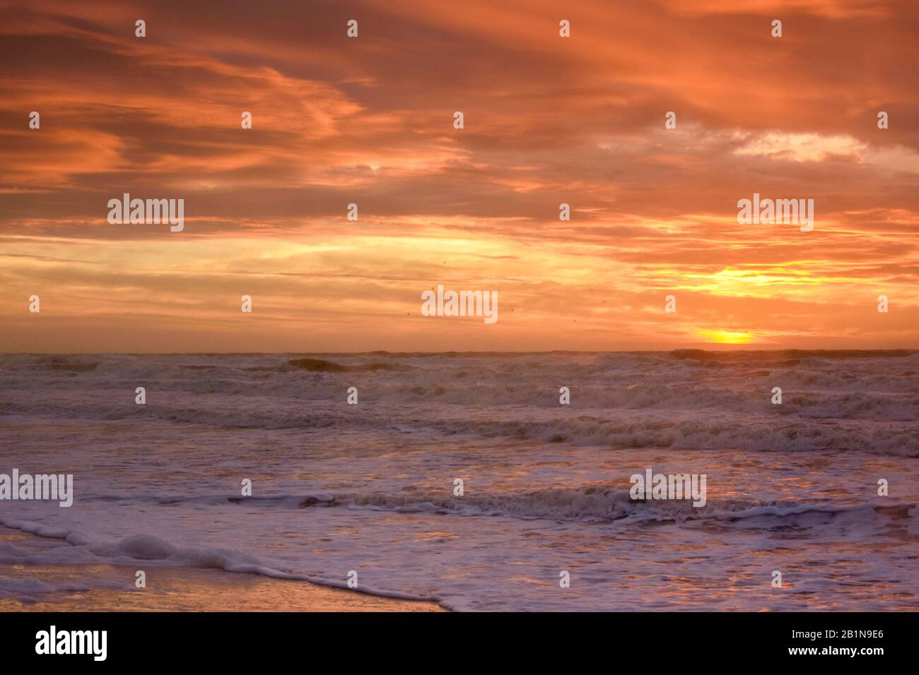 Coucher de soleil sur la côte de la mer du Nord à Falgastrand, Pays-Bas, Den Helder Banque D'Images