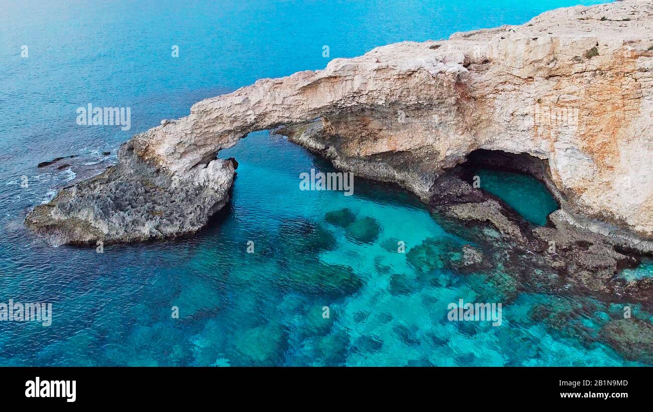 Pont en pierre pour amoureux Love Bridges sur la mer près des montagnes sur l'île Ayia Napa de Chypre Banque D'Images