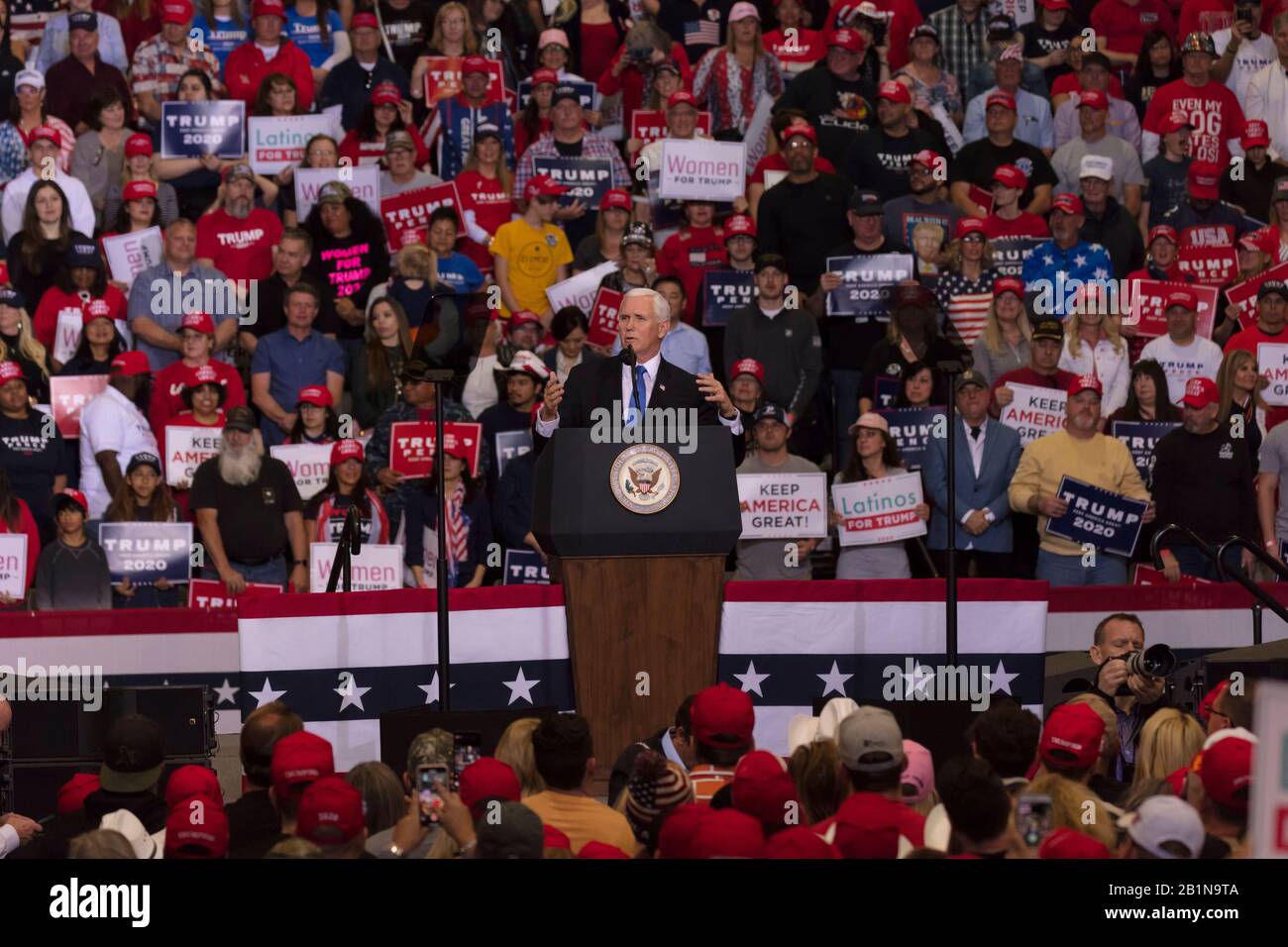 21 février 2020, LAS VEGAS CONVENTION CENTER, LAS VEGAS, NEVADA USA - le vice-président Mike Pence parle au président Trump Ré-Election Rally - GARDEZ L'AMÉRIQUE GRANDE Banque D'Images