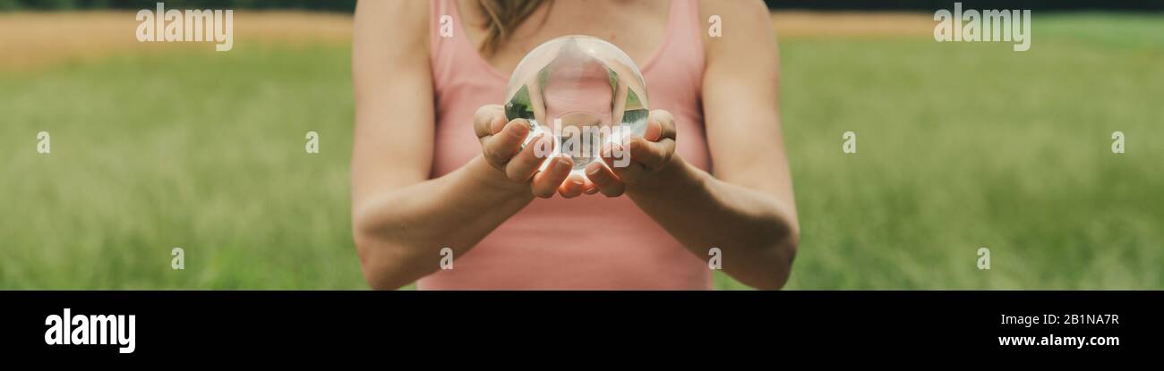 Image d'une femme tenant une boule de cristal dans une image conceptuelle de la conservation de la nature. Banque D'Images