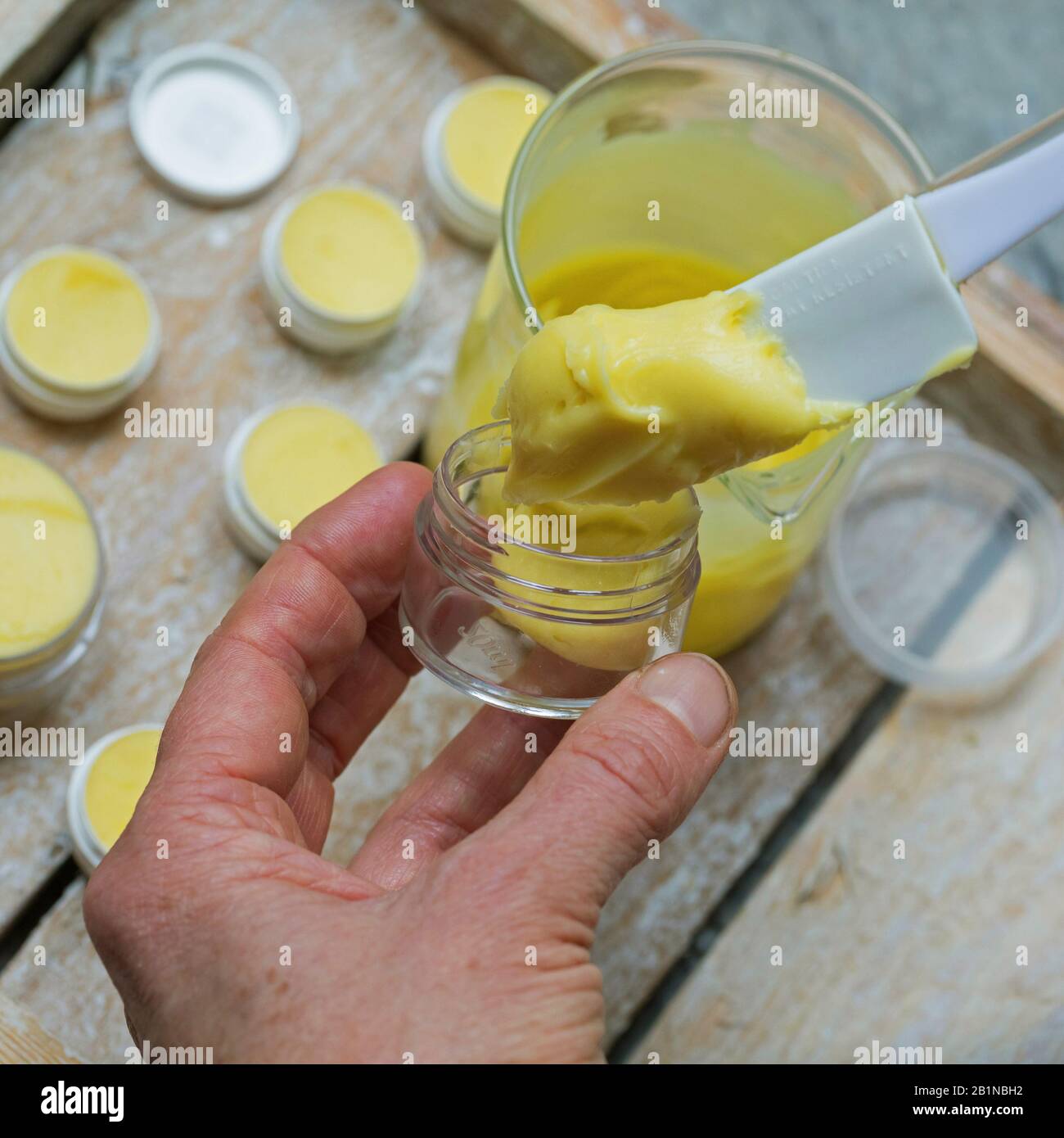 Production d'une crème à lèvres, à base de résine d'épinette, d'huile d'olive, de cire d'abeille et de miel, Allemagne Banque D'Images