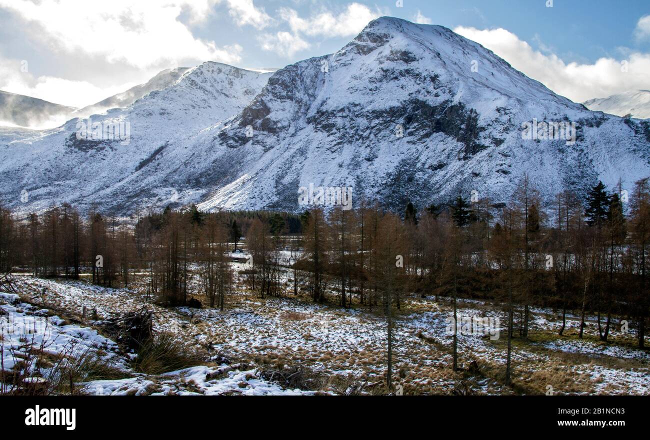 Couvert de neige Craig Mellon et Cairn Broadlands Munros situé à Glen Doll dans le parc national de Cairngorms en Écosse près de Kirriemuir, Royaume-Uni Banque D'Images