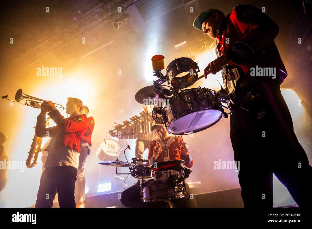 Le groupe de marchage techno auto-décrit de l'Allemagne, Meute, est vu en direct au Hard Club de Porto, Portugal. Banque D'Images