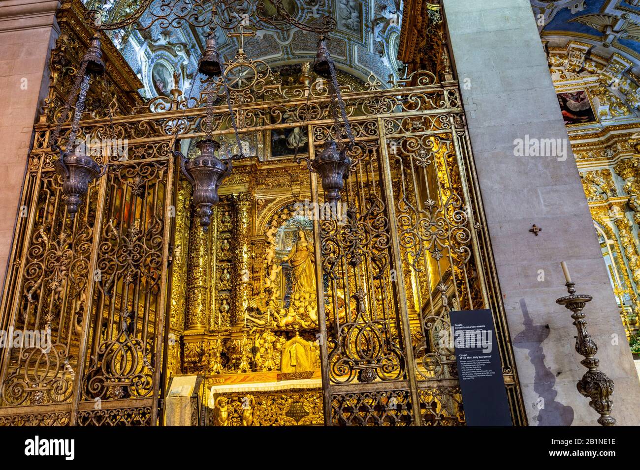 Vue sur la Chapelle du Saint Sacrement Le Plus Saint, construite en 1636 à l'intérieur de l'église jésuite de Saint Roch, à Bairro Alto, Lisbonne, Portugal Banque D'Images