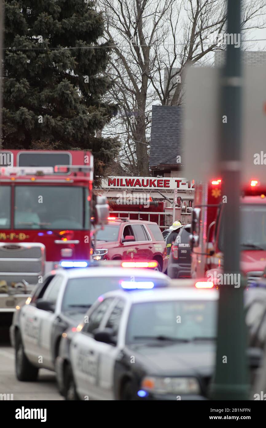 Milwaukee, Wisconsin, États-Unis. 26 février 2020. Les pompiers et les policiers arrivent sur les lieux de la fusillade. Dans l'une des pires fusillades de l'histoire du Wisconsin, six personnes ont été tuées lors d'une fusillade sur le campus de Milwaukee de Molson Coors mercredi après-midi. Crédit: Pat A. Robinson/ZUMA Wire/ZUMAPRESS.com/Alamy Live News Banque D'Images