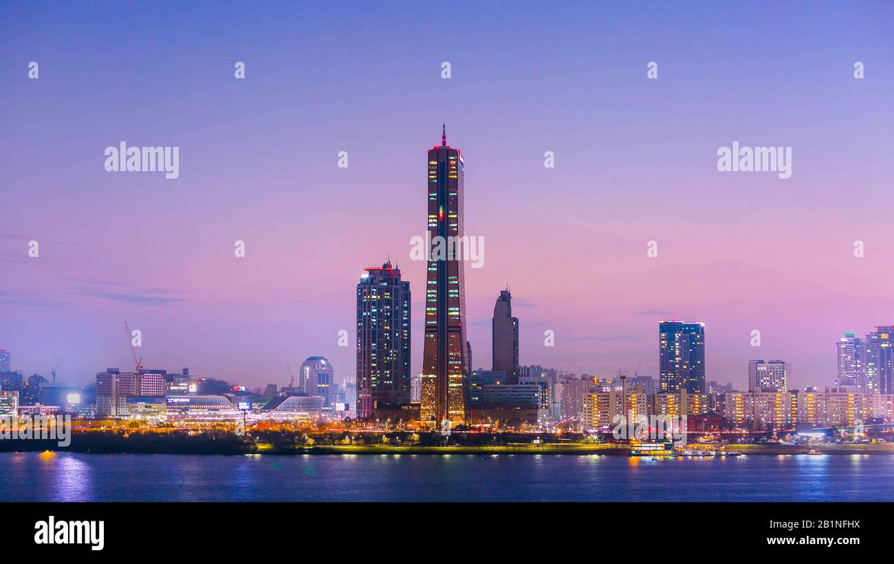 La ville de Séoul de nuit et gratte-ciel, yeouido après le coucher du soleil, la Corée du Sud. Banque D'Images