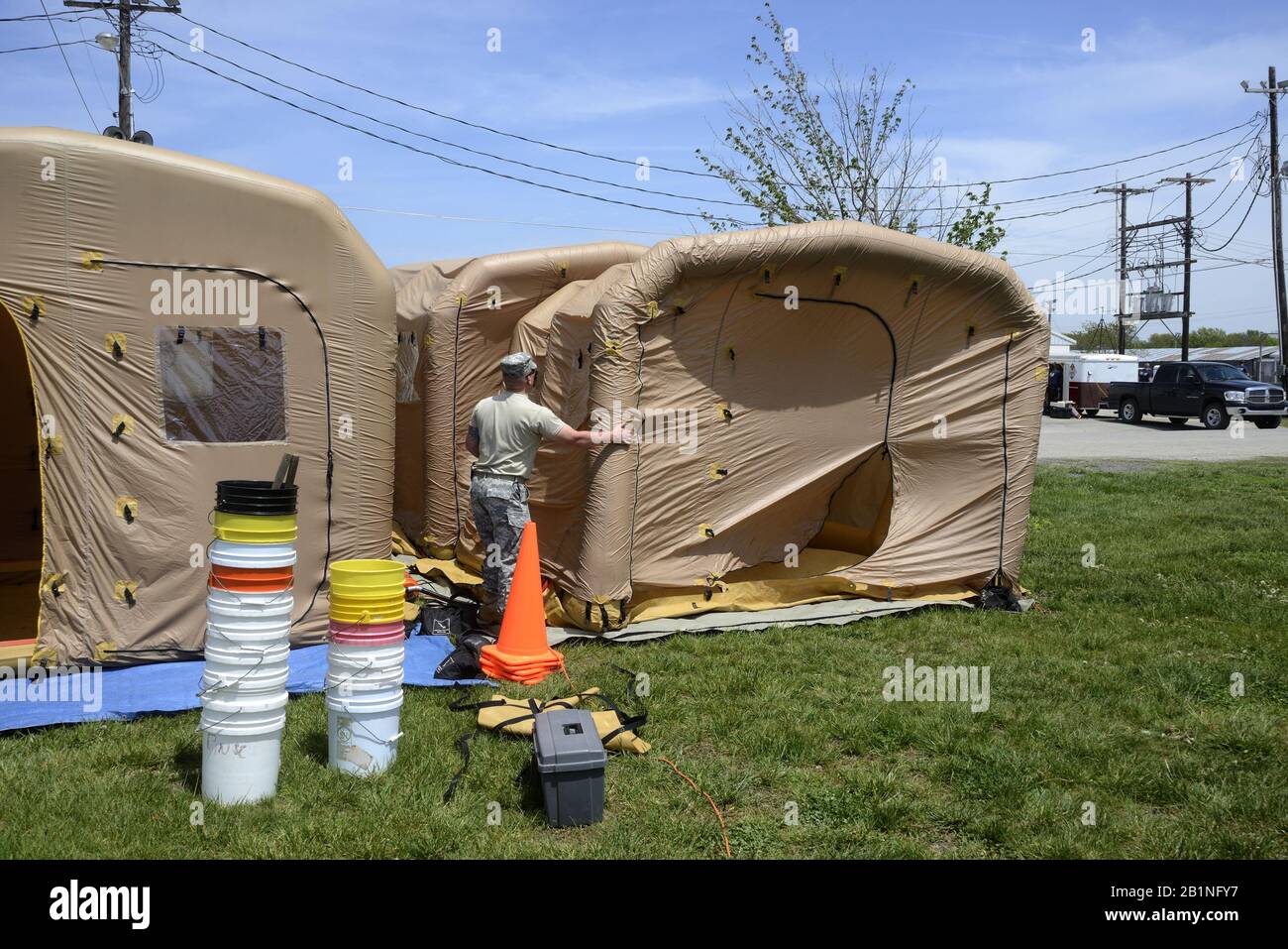 Emporia Kansas, États-Unis, 6 mai 2014 les membres du 73ème CST (WMD) de l'Armée du Kansas et de la Garde nationale aérienne ont mis en place des tentes de décontamination/isolation lors d'une séance d'entraînement CBRN avec le Service des incendies d'Emporia Banque D'Images