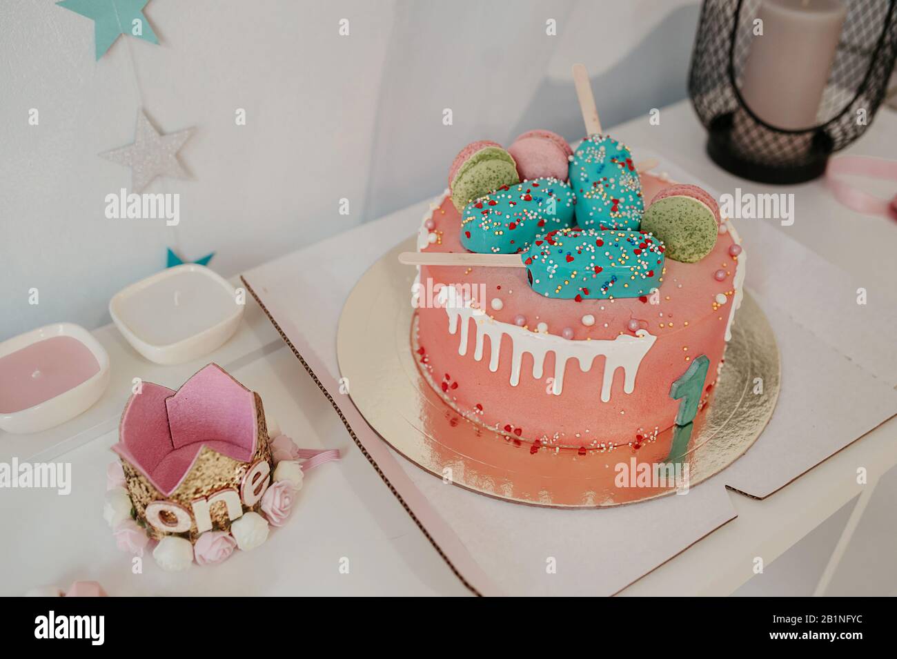 Table Douce Dans Des Tons Roses Pour Le Premier Anniversaire De La Fille Gateau Rose Avec Macarons Et Pain D Epices Et Le Numero Un La Couronne Brillante Des Enfants Avec Le Photo