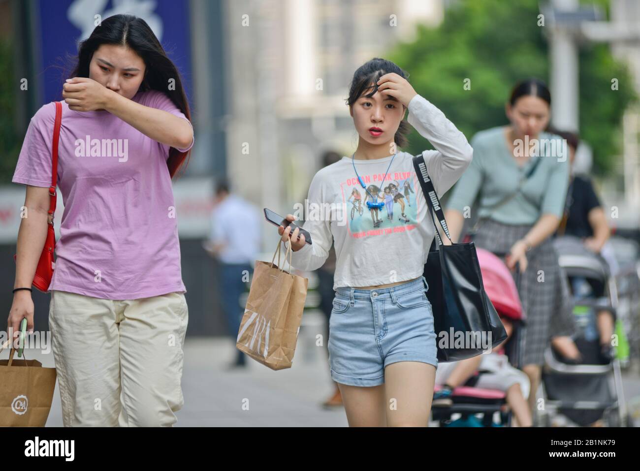 Wuhan: Les femmes chinoises font du shopping près de la station de métro Chuhe Hanije, rue Zhong Boi lu. Chine Banque D'Images