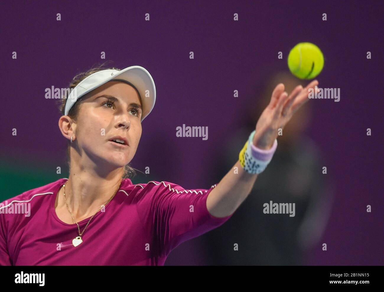 Doha, Qatar. 26 février 2020. Belinda Bencic, de Suisse, sert pendant le troisième match de troisième tour des femmes contre Yulia Putintseva, du Kazakhstan, à l'ouverture WTA Qatar 2020 à Doha, au Qatar, le 26 février 2020. Crédit: Nikku/Xinhua/Alay Live News Banque D'Images