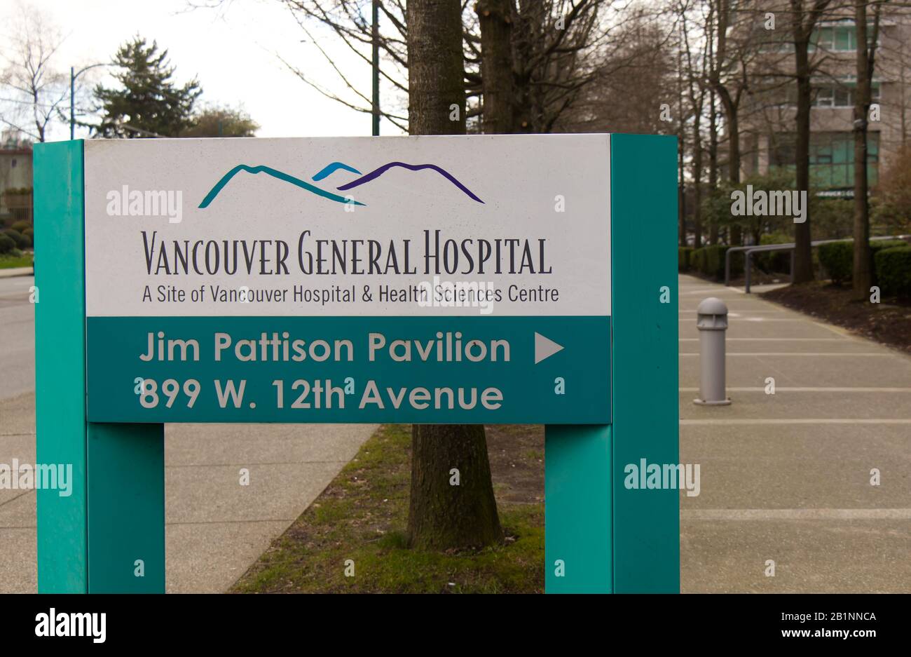 Vancouver, Canada - le 17 février 2020 : vue du panneau de signalisation Blue Direction « Vancouver General Hospital », sur la 12ème Avenue Ouest Banque D'Images