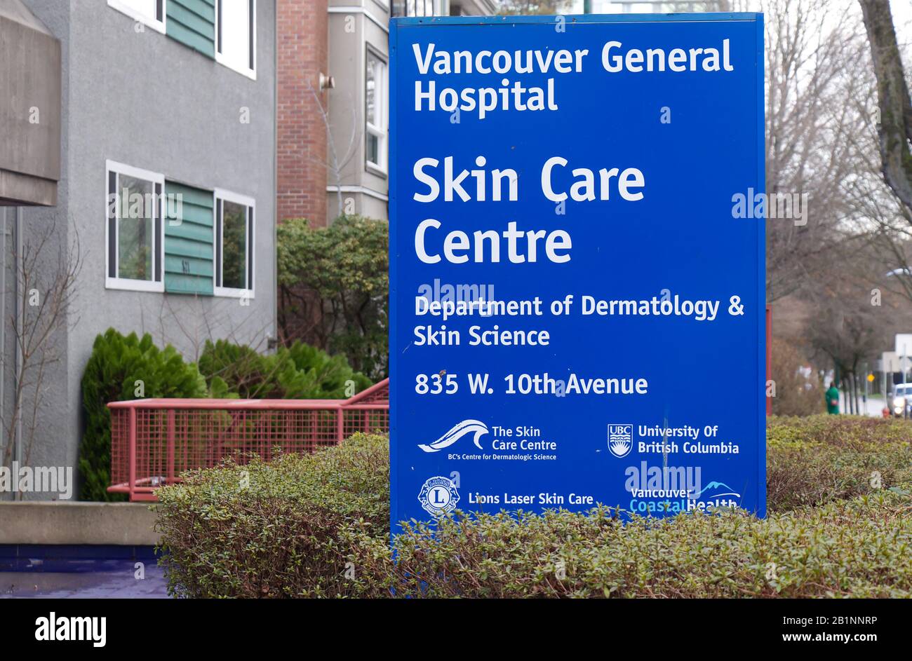 Vancouver, Canada - le 17 février 2020 : vue du panneau 'Centre de soins de la peau' sur 835, 10ème Avenue Ouest, dans le centre-ville de Vancouver. Département de dermatologie Banque D'Images
