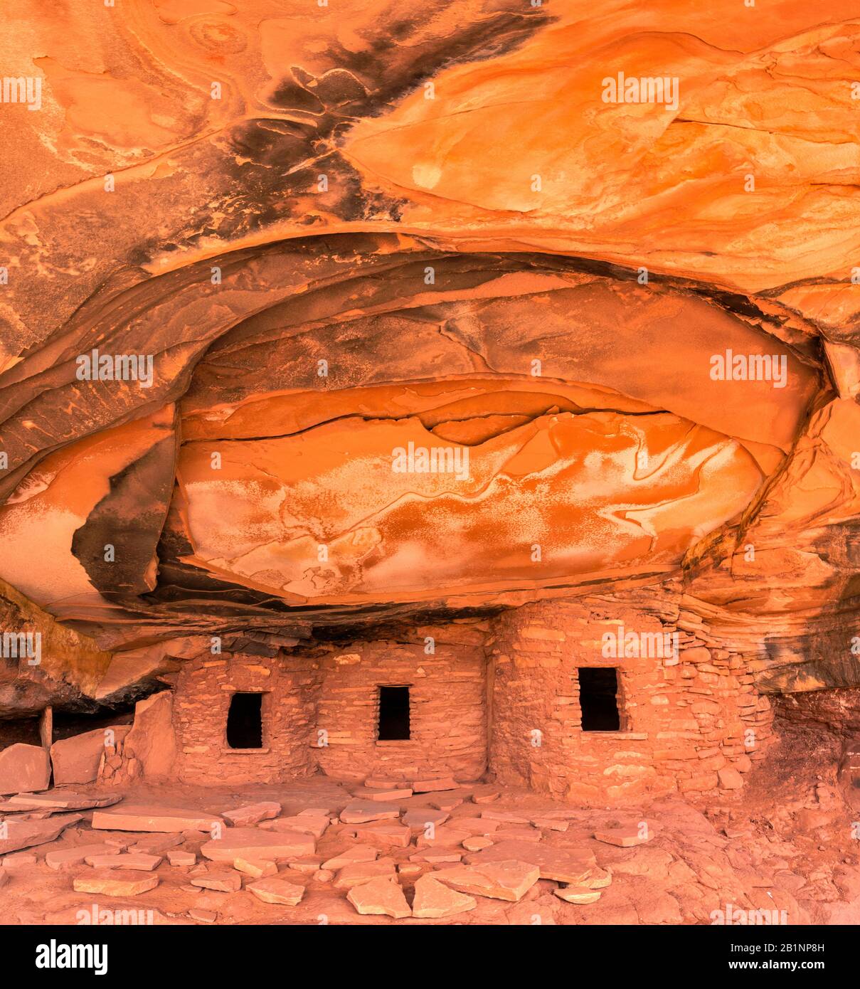 Ruines d'un toit tombé dans Road Canyon, falaise de Puebloan sur Cedar Mesa, monument national Bears Ears, Utah, États-Unis Banque D'Images