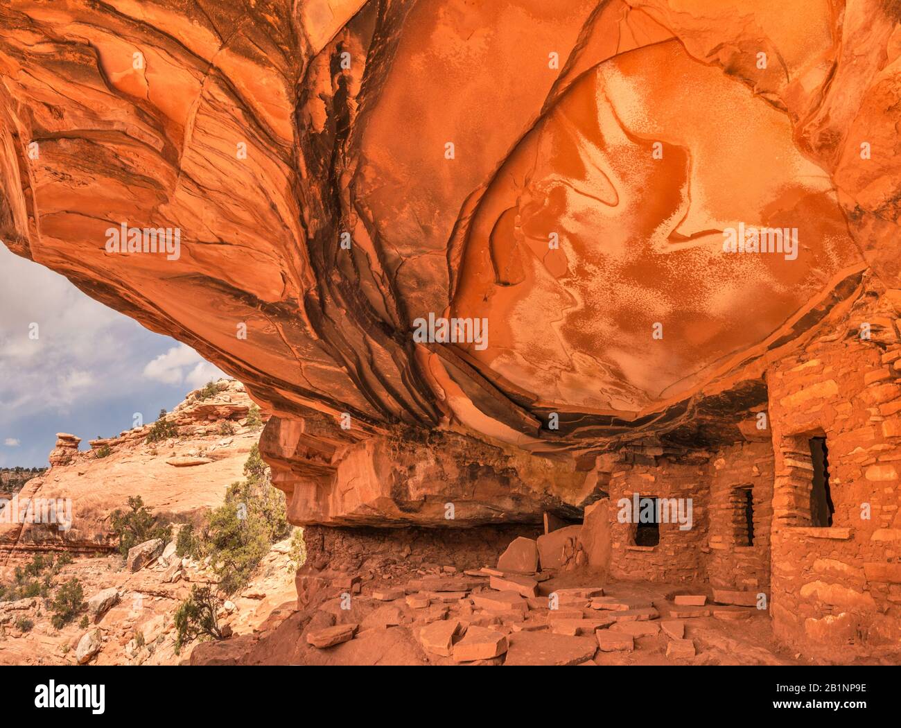 Ruines d'un toit tombé dans Road Canyon, falaise de Puebloan sur Cedar Mesa, monument national Bears Ears, Utah, États-Unis Banque D'Images