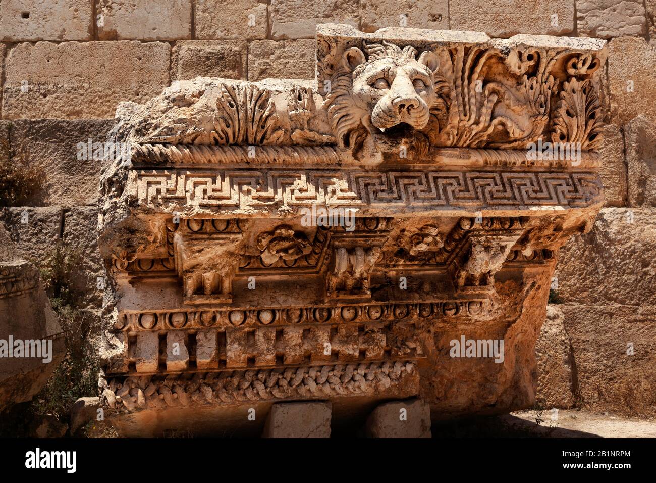 Capitale tombée avec tête de lion qui était un bec d'aqueduc au Temple de Jupiter, site du patrimoine mondial de l'UNESCO, Baalbek, Liban. Banque D'Images