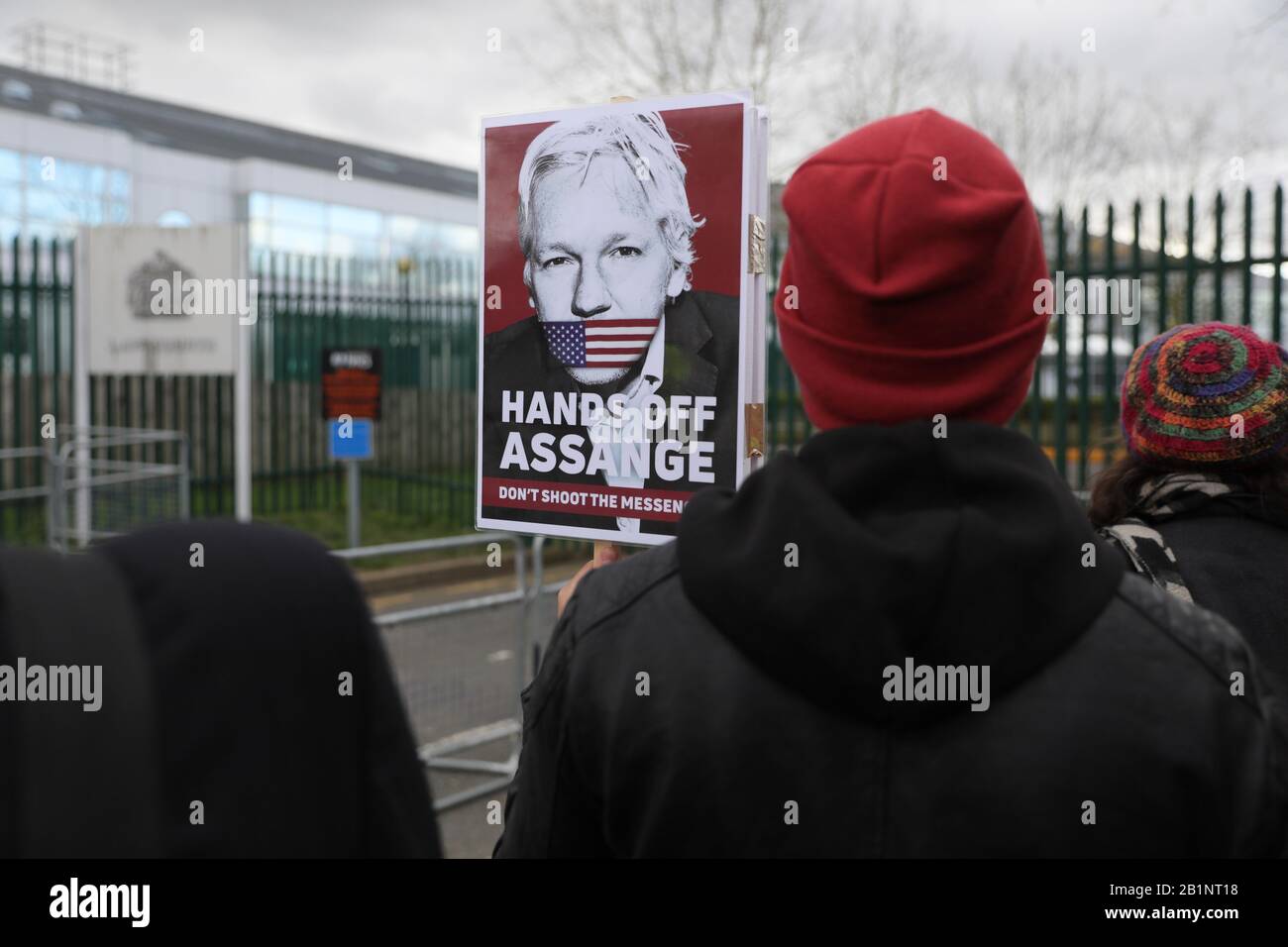 Pékin, Grande-Bretagne. 26 février 2020. Les manifestants se tiennent devant la cour d'État de Woolwich, exigeant la libération du fondateur de WikiLeaks, Julian Assange, à Londres, en Grande-Bretagne, le 26 février 2020. Un tribunal de Londres a commencé lundi une audience légale pour décider si le fondateur de WikiLeaks Julian Assange devrait être extradé vers les États-Unis. Crédit: Tim Irlande/Xinhua/Alay Live News Banque D'Images