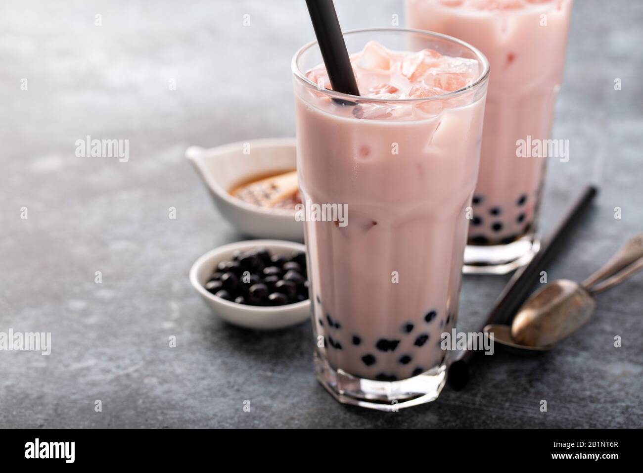 Thé à bulles maison au lait de fraise Banque D'Images