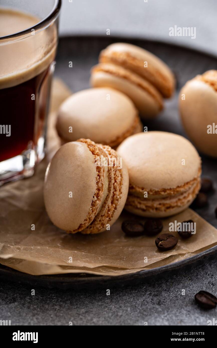 Macarons au café ou au chocolat sur un plateau Banque D'Images