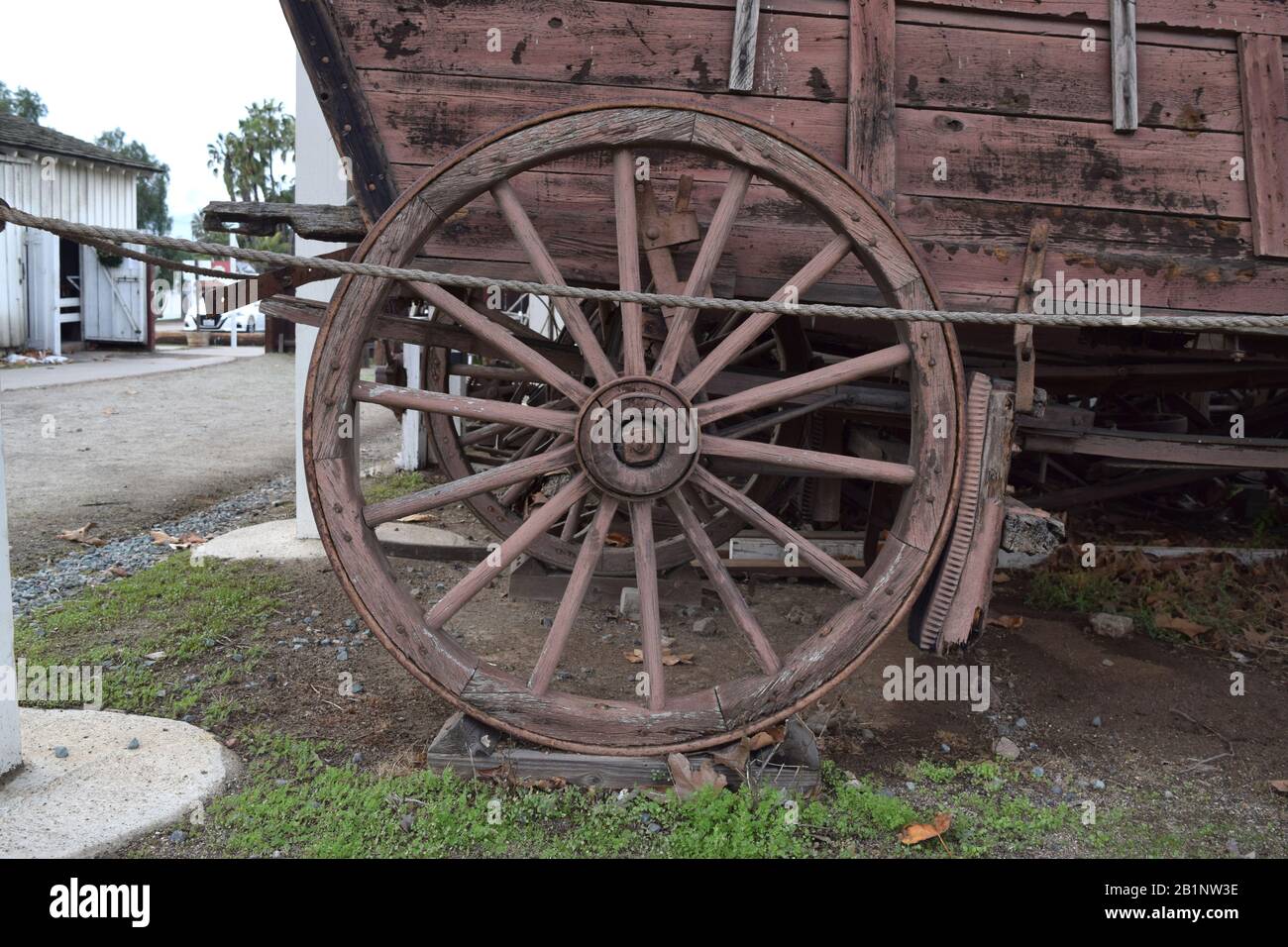 Ancienne roue de chariot au magasin de forgeron dans la vieille ville, San Diego. Banque D'Images