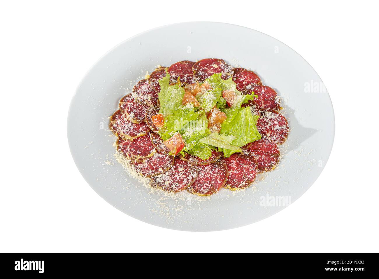 Apéritif froid avant alcool, nourriture, rôti de bœuf mariné, frit, bœuf, tomate, laitue et fromage râpé sur plaque, fond blanc isolé Sid Banque D'Images